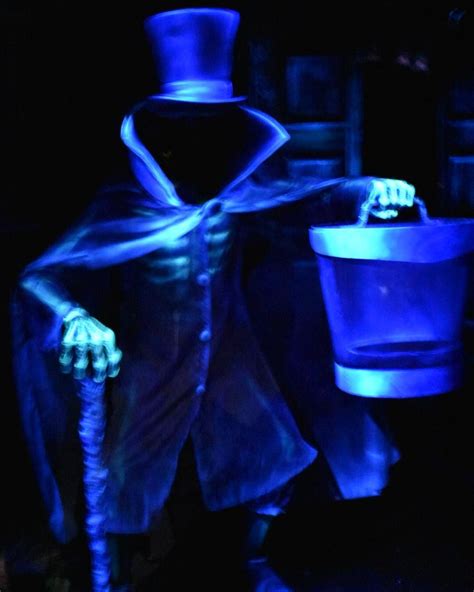 Hat Box Ghost #hauntedmansion #disneyland Disney Park, Hat Box, Haunted Mansion, Disneyland ...