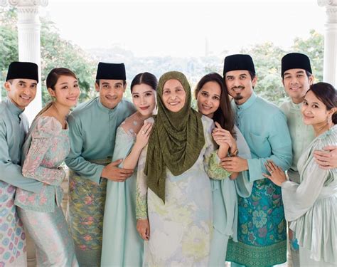 Baju Raya Nelydia Senrose / Peminat Bergaduh Dakwa Raysha Rizrose Tak Pakai Coli Ke Majlis ...