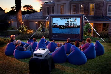 25 Amazing Outdoor Home Cinemas | Backyard movie theaters, Backyard movie nights, Backyard movie ...