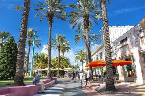 Lincoln Road Mall in Miami - Fashionable outdoor shopping and dining ...