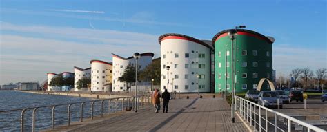 UEL Docklands Campus © Oast House Archive cc-by-sa/2.0 :: Geograph Britain and Ireland