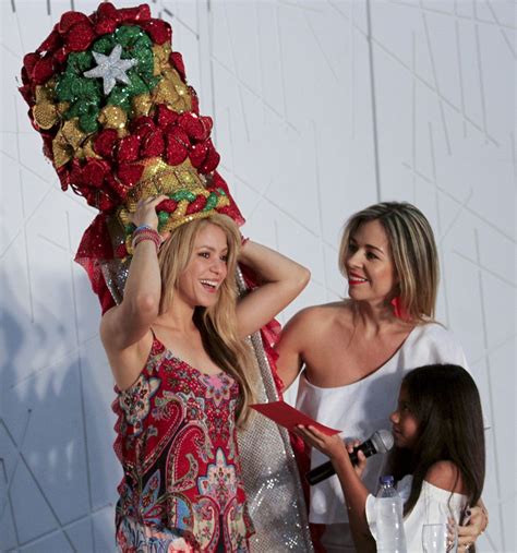 Colombian singer Shakira receives the Congo's hat of the Barranquilla's ...