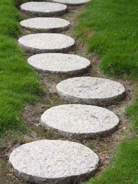 25 Ways to Beautify Your Yard Without Planting a Thing | Garden stepping stones, Stone walkway ...