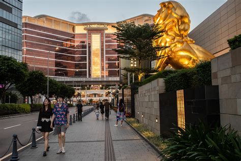 Wynn and MGM Surge After Macau Casino Operators Get New Licenses - Bloomberg