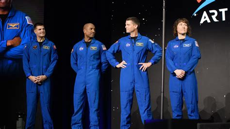 NASA reveals the names of the four astronauts who will go around the ...