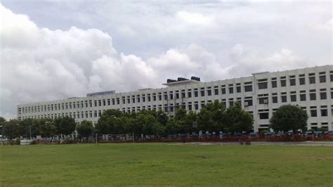 World Largest School - City Montessori School, Lucknow, India - YouTube