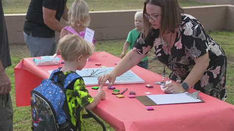 Mesa Public Schools welcomes students back to class | 12news.com