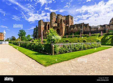 Kenilworth castle gardens hi-res stock photography and images - Alamy