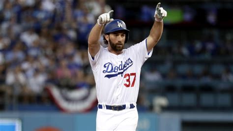 Justin Turner's walk-off home run gives Dodgers a 2-0 lead over Cubs in NLCS