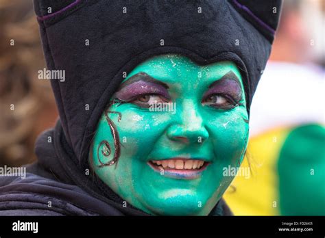 Frau gesicht fasching hi-res stock photography and images - Alamy