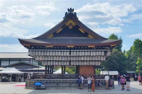 Yasaka Shrine, Gion - PHOTOS - Day 1 Kyoto itinerary - Backpacking Japan Travel | Flashpacking Japan