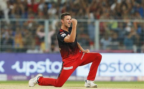 Josh Hazlewood picked up back-to-back wickets in the 19th over ...