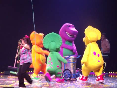 One Savvy Mom ™ | NYC Area Mom Blog: Barney Live In Concert: Barney's Birthday Bash (Review)