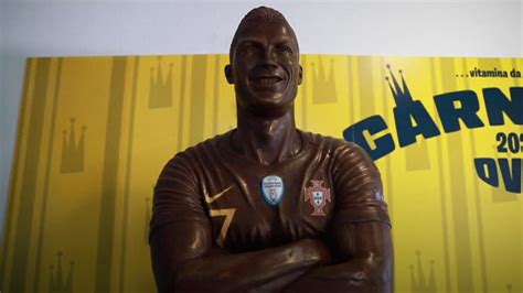 Life-sized chocolate statue of Cristiano Ronaldo unveiled; took 200 ...