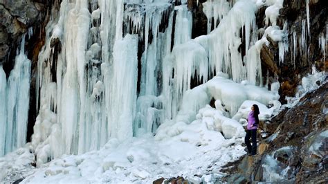 Middle Cove Beach Ice Wall In Newfoundland Is Unsafe For Selfie-Takers, Officials Warn - Narcity