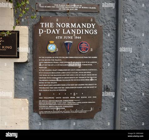 NORMANDY D.DAY LANDINGS PLAQUE ,RISING SUN PUB, WARSASH HARBOUR, HAMPSHIRE. PIC MIKE WALKER 2023 ...