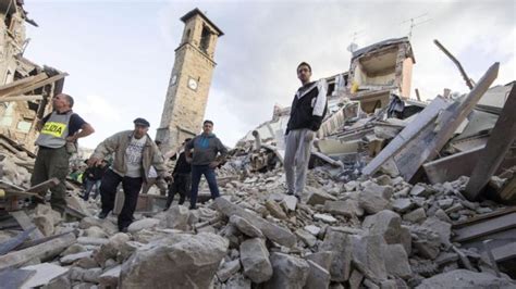 "La mitad del pueblo ya no está": al menos 250 muertos por terremoto de ...