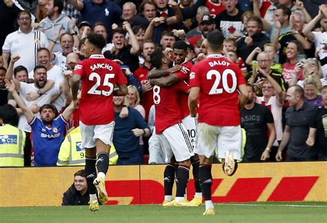 Rashford hits twice as Man United ends Arsenal's perfect start ...