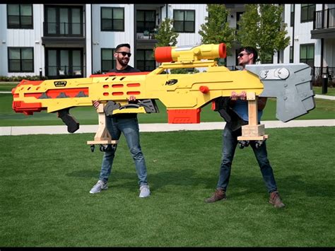 Man breaks Guinness World Record by building world's biggest nerf gun that shoots darts at 80 ...