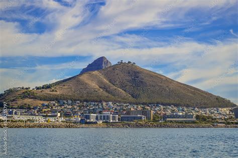 Foto de Lion's head and signal hill along Atlantic coast in cape town ...