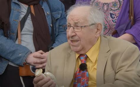 Antiques Roadshow's Henry Sandon dies aged 95 | RNZ News