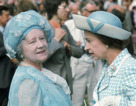 The Queen Mother and her daughter Queen Elizabeth II at Royal Ascot in ...