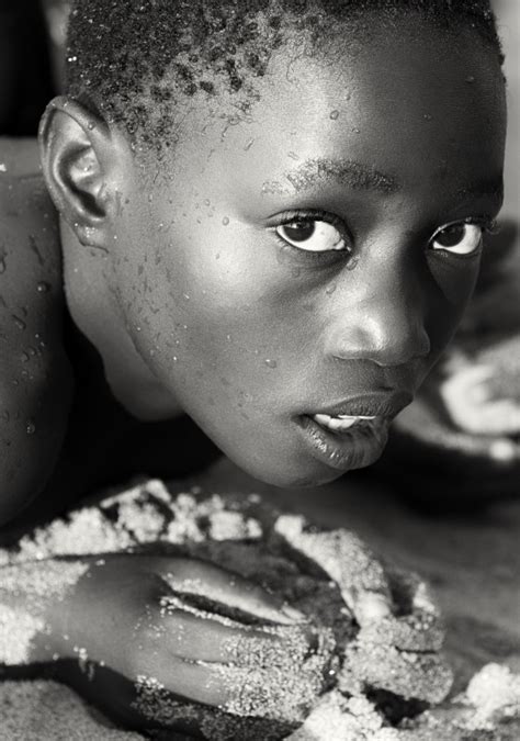 Malawi, beautiful girl at the beach of Lake Malawi - Dietmar Temps, photography