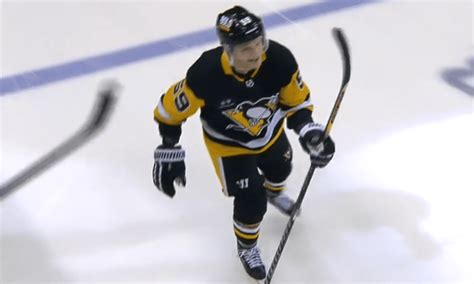 Guentzel Leaves Game With Upper-Body Injury