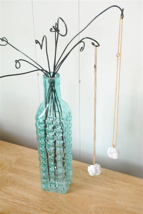 Wire and Vase Necklace or Bracelet Display Tutorial / The Beading Gem