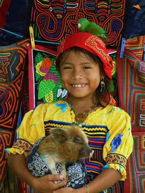 indígena Guna. Fotos de viajes. Una niña indígena de la etnia Guna sostiene a un animal | Kids ...