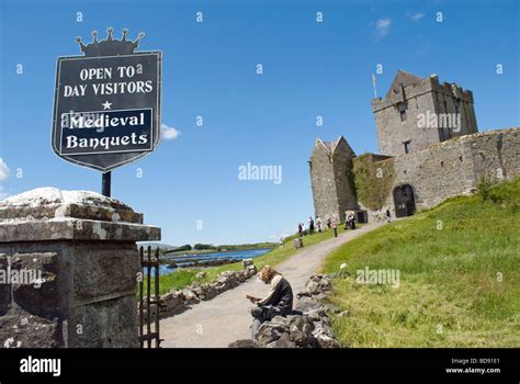 Dunguaire castle banquet hi-res stock photography and images - Alamy