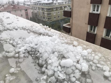 Heavy downpour, hail cripples life in Istanbul | Daily Sabah