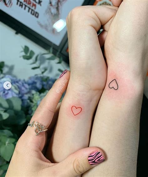 outline-heart-tattoo-matching-bff-tattoos | Ecemella