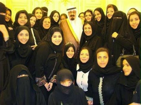 See Photo Of Late Saudi King Abdullah And His 30 Wives - Family - Nigeria