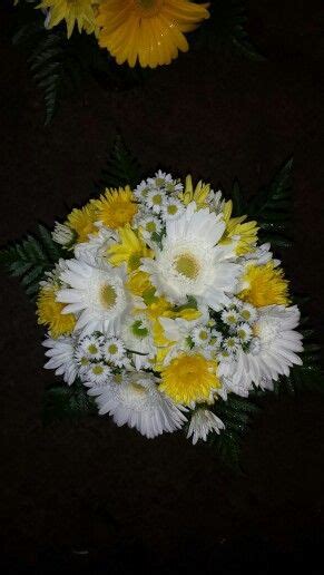 Yellow and white daisies bouquet | Daisy bouquet, Wedding bouquets, Bouquet