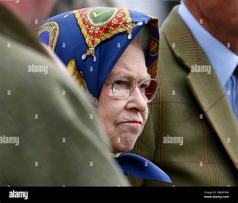 Queen elizabeth ii 4th portrait hi-res stock photography and images - Alamy