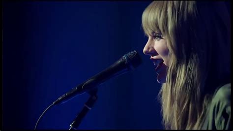 Taylor Swift - Delicate (acoustic live) - YouTube