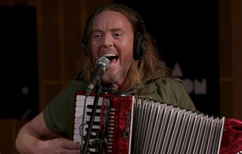 Tim Minchin Covers Billie Eilish's "Bad Guy" with Accordion in Tow - Cover Me