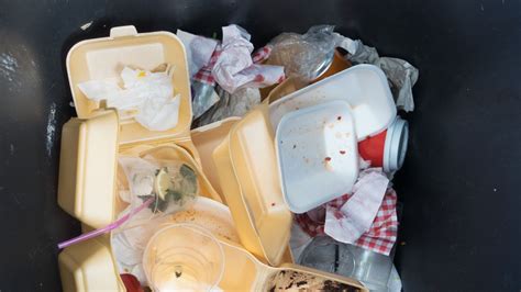 Plastic doesn't reduce food waste, study finds | Sky News