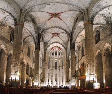 Interior de la iglesia Santa Maria del Mar en el barrio Gòtic (Gótico ...