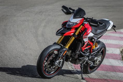 2017 Ducati Hypermotard 939 SP Review - GearOpen.com