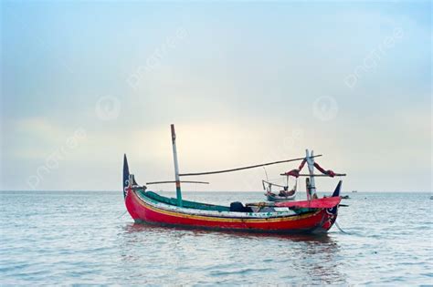 Background Perahu Nelayan Tradisional Indonesia Di Laut Foto Dan Gambar Untuk Download Gratis ...