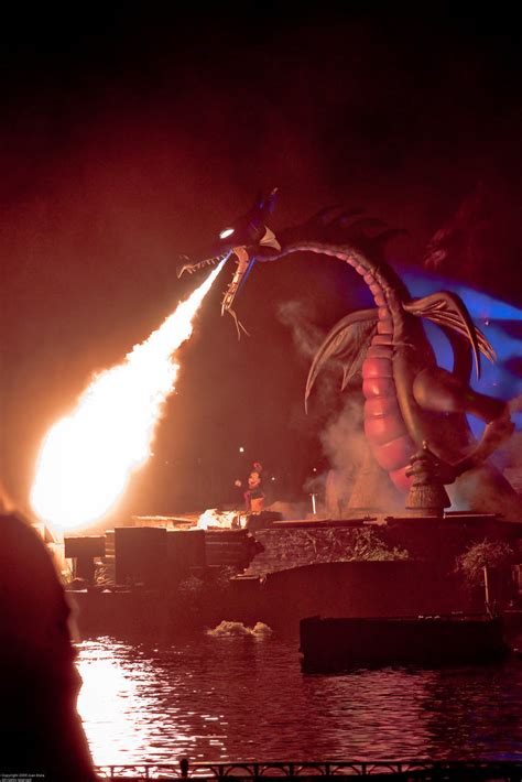 Disneyland - Fantasmic Mickey Mouse vs Maleficent Dragon | Flickr