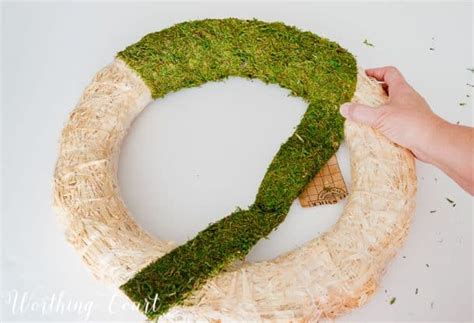 How To Make A Moss Covered Wreath - Worthing Court | DIY Home Decor Made Easy