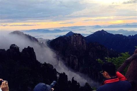 2-Day Huangshan Mountain Sunset Climb & Sunrise Camp Guided Tour from Hangzhou