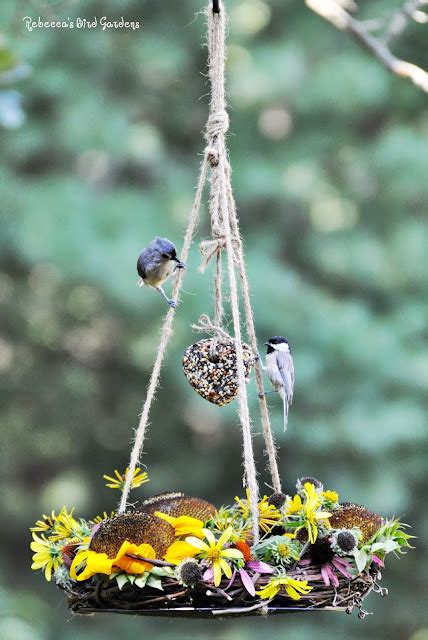 the garden-roof coop: DIY Summer Wreath Bird-Feeder