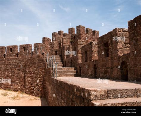 Silves Castle in Algarve, Portugal Stock Photo - Alamy