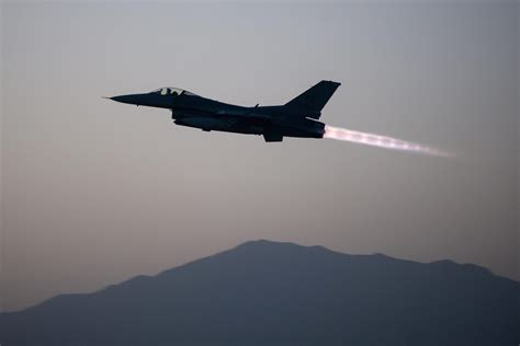 F-16 of United States Air Force While on Full Throttle | Aircraft Wallpaper Galleries