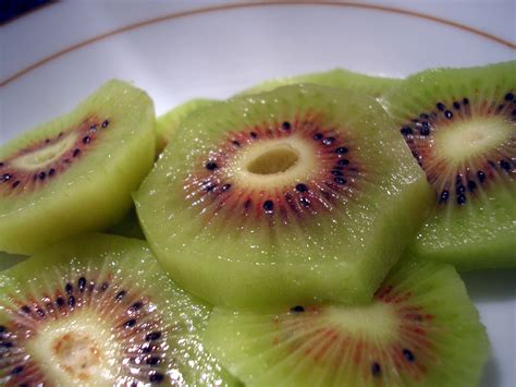 File:Red kiwi fruit slices.jpg - Wikipedia