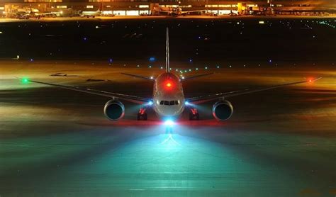 Airplane lights | Why do airplanes have red & green lights at wing ends ? – MechStuff